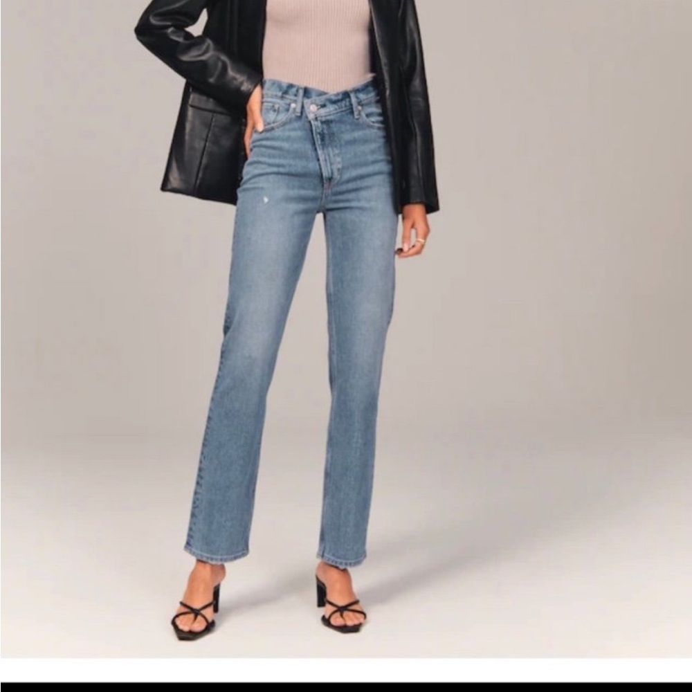 A&F Ultra High Rise 90s Straight Jean